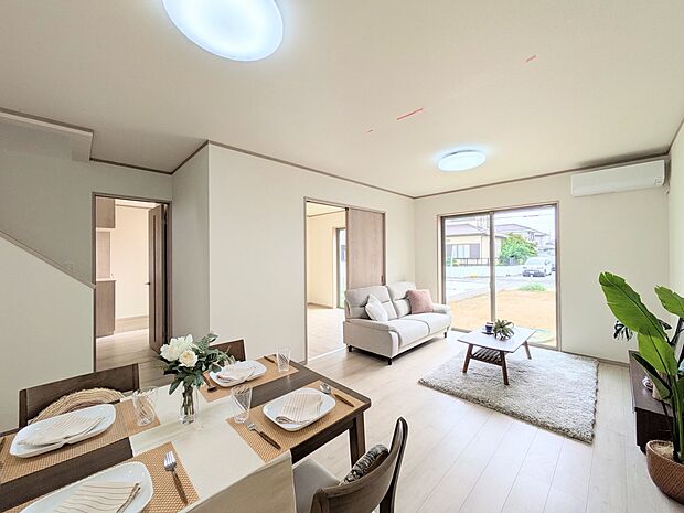 シンプルなデザインの家は風情がある。住む人のこだわりを感じる。外観も内装もいたってシンプル。居心地がよく、家事や趣味、子育てなどにも集中できる。家も人間も熟成するほどシンプルになっていくよう…