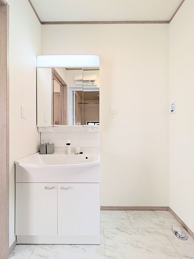 【Powder room】明るく機能的な洗面化粧台。ランドリースペースも含めた脱衣所。
