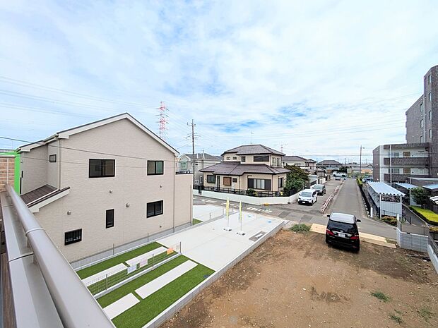 朝の澄んだ空気や、夕方に吹く清々しい風を五感で感じられるバルコニー。