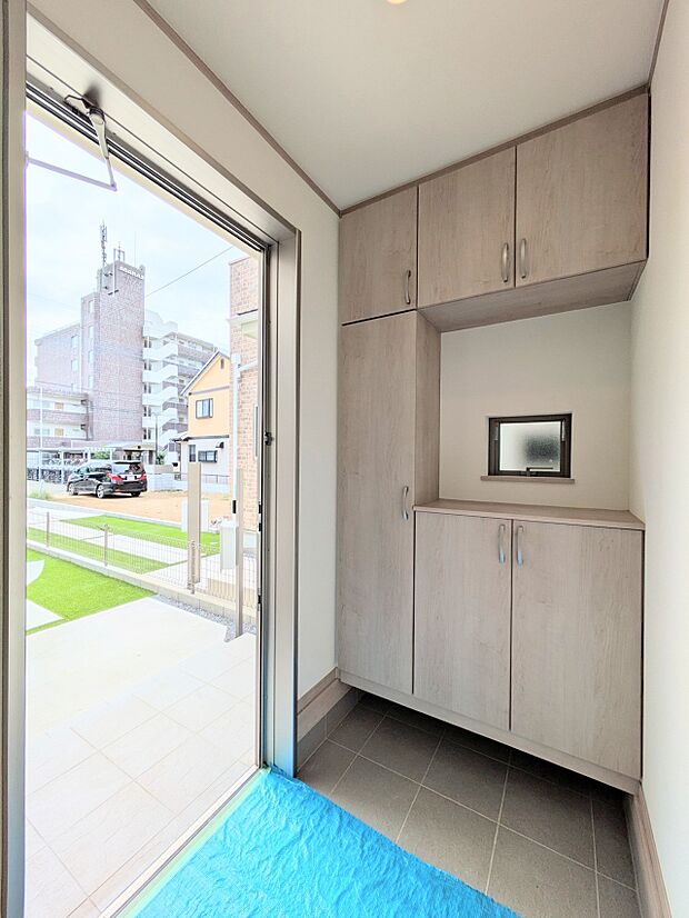 スタイリッシュかつ品のある玄関。晴れの日も、雨の日も、風の日も、ご家族やお客さまを安心して迎えます。