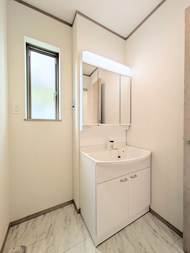 【洗面所】大きく見やすい三面鏡で清潔感ある洗面台は、身だしなみチェックや肌のお手入れに最適です。何かと物が増える場所だからこそ、スッキリと見映えの良い空間に拵えました。