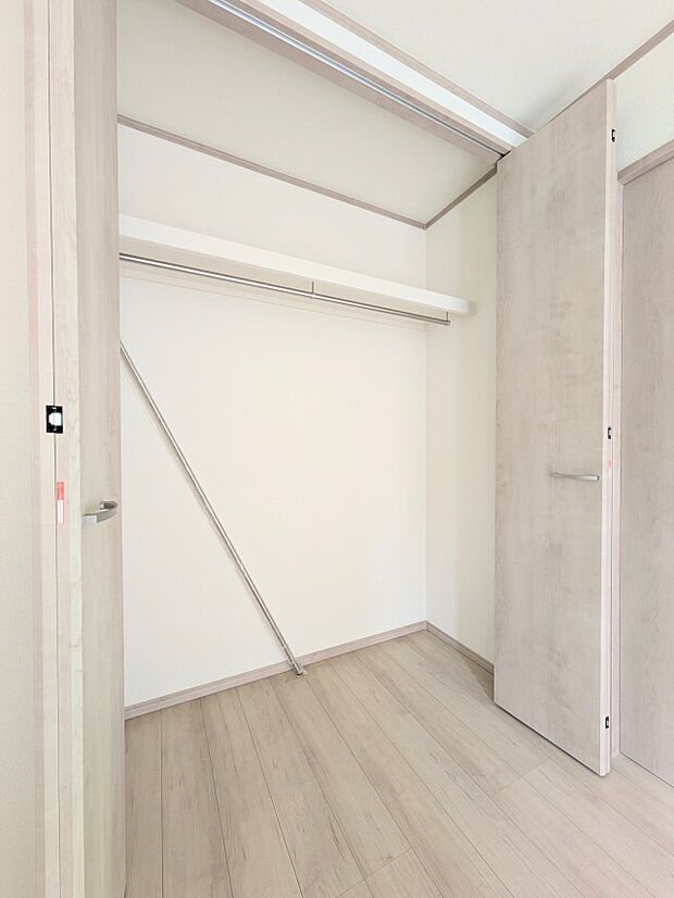 各所に配置された収納スペースは、洋服や小物はもちろんのこと、掃除機や日用予備品・お子様のおもちゃなど様々な物を収納して頂ける便利なスペースです。