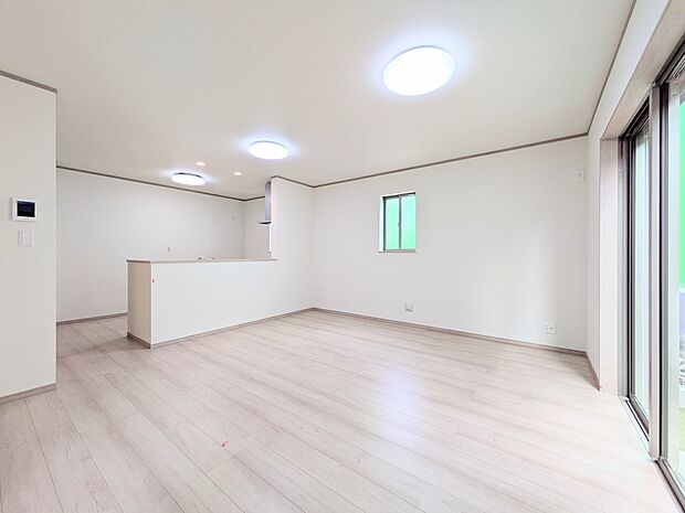 【リビングダイニング】リビングにいるお子様と会話をしながら家事ができるカウンターキッチン。いま手があいているか、忙しそうなのか相手の様子を伺いながらコミュニケーションをとる訓練にもなります。…