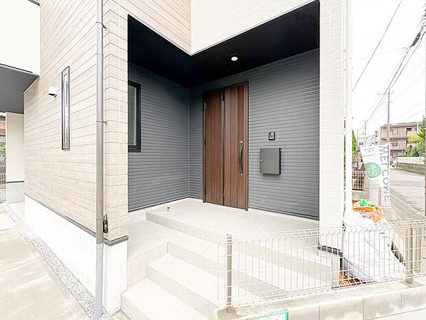 玄関はおうちの顔と言われます。玄関アプローチは、外観デザインの印象を左右します。ご家族の個性を出しながら、素敵な玄関でお客様をお迎えしてください。