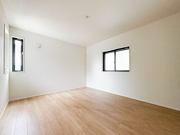 【寝室】シンプルな内装はおしゃれのポイントです。シンプルは華美より飽きがこないからです。色や模様でおしゃれ感をだす。それがシンプルイズビューティーです。