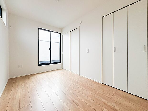 【子供部屋】お子様のお部屋にぴったりなクロークを備えたフローリング仕様の洋室です。