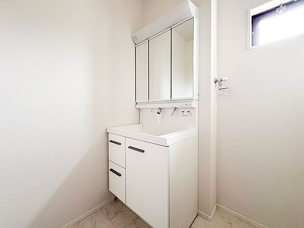 【洗面台】 十分な大きさの洗面台は、身だしなみチェックや歯磨きなど、朝の慌ただしい時間でもホテルライクなスペースで余裕とゆとりを感じて頂けます。