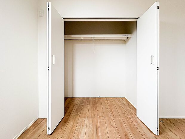 【収納】壁面クローゼットのメリットは、衣類が横一列に並ぶためひと目で洋服が選びやすいこと。衣類をたくさんお持ちの方も、限られたスペース内に無理なく収納することができます。