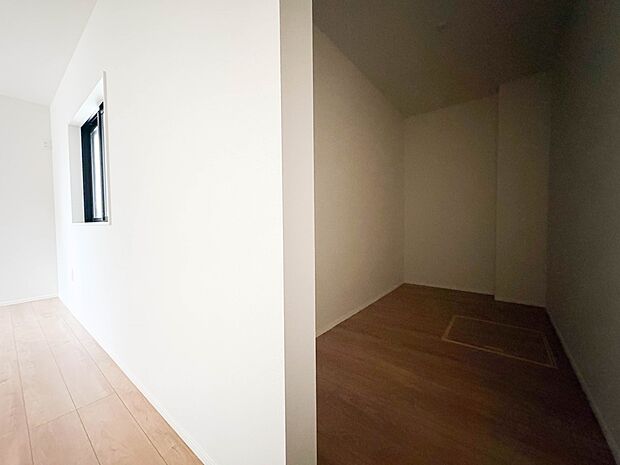 【WIC(ウォークインクローゼット)】 たくさんの洋服をかけてもシワになりにくいウォークインクローゼット。洋服以外にも、普段使わない家電やスーツケース、ストック品など何でも片付く嬉しい空間…