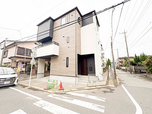 【前面道路】二方向が道路に面しているため、一日を通してたっぷりの陽光が差し込み、風通しも良好。