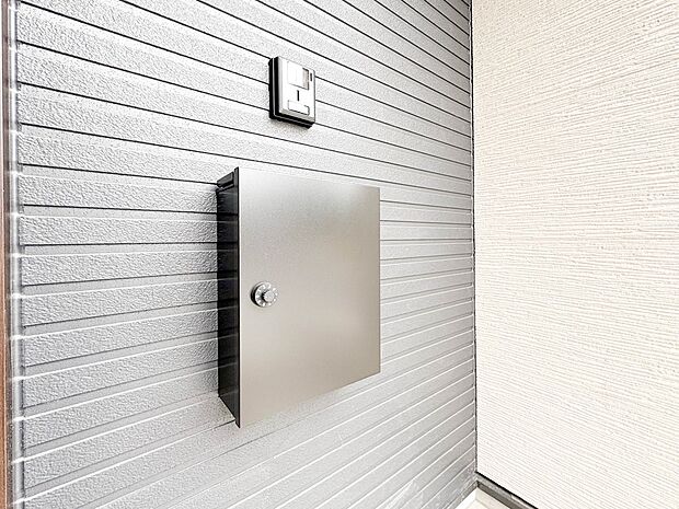 【郵便ポスト】シンプルかつシャープな郵便ポスト。