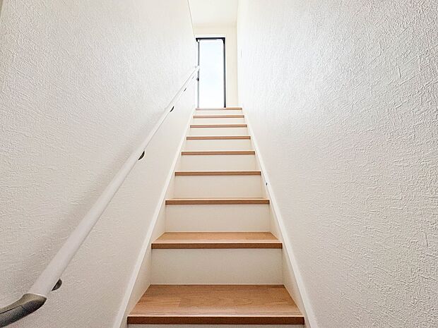 【手すり付階段】手すりがないと階段の昇り降りで危険なことはもちろん、壁に手をつきながら歩くことで壁紙が汚れやすくなります。すべての方に快適に昇り降りしていただくため、手すりを設置しました。