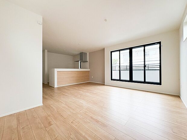 【LDK18.4帖】シンプルなデザインの家は風情がある。住む人のこだわりを感じる。外観も内装もいたってシンプル。居心地がよく、家事や趣味、子育てなどにも集中できる。家も人間も熟成するほどシン…