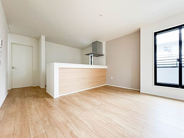 【ダイニングキッチン】会話でホッとコミュニケーションできるリビング。料理でホッとハピネスになるキッチンなど。人をホッとさせる最新設備・仕様を採用しています。