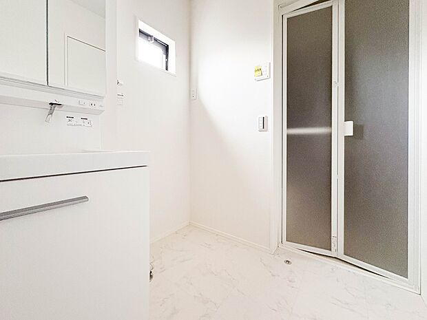 【ランドリースペース】毎日使う洗濯機。しっかりと奥行きのある置き場が確保されています。