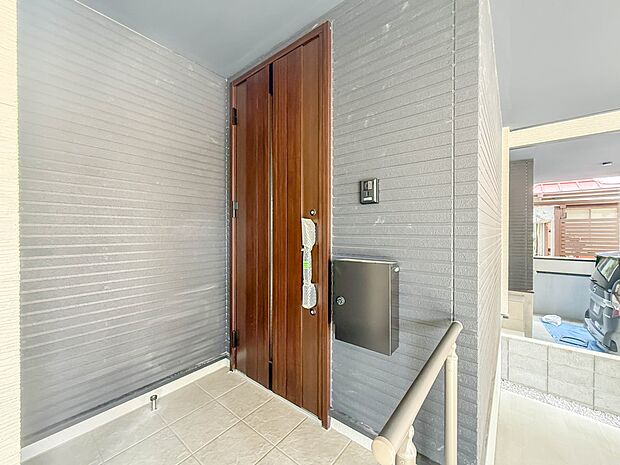 2号棟【玄関】玄関はおうちの顔と言われます。玄関アプローチは、外観デザインの印象を左右します。ご家族の個性を出しながら、素敵な玄関でお客様をお迎えしてください。