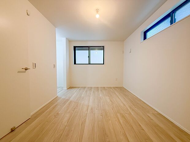 2号棟【寝室8.2帖】シンプルな内装はおしゃれのポイントです。シンプルは華美より飽きがこないからです。色や模様でおしゃれ感をだす。それがシンプルイズビューティーです。