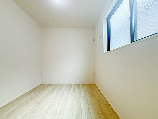 2号棟【子供部屋4.2帖】お子様のお部屋にぴったりなクロークを備えたフローリング仕様の洋室です。