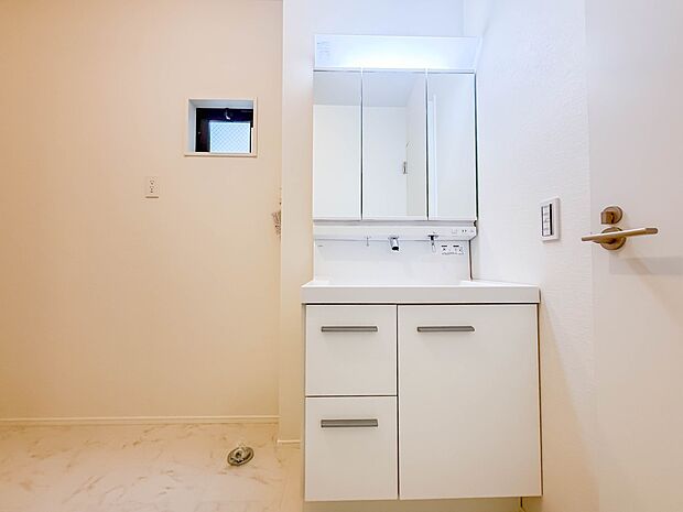 2号棟【洗面台】 十分な大きさの洗面台は、身だしなみチェックや歯磨きなど、朝の慌ただしい時間でもホテルライクなスペースで余裕とゆとりを感じて頂けます。