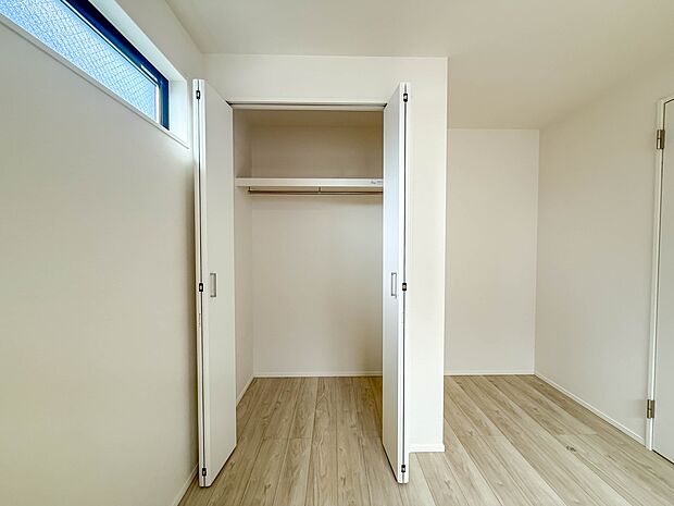 2号棟【収納】各所に配置された収納スペースは、洋服や小物はもちろんのこと、掃除機や日用予備品・お子様のおもちゃなど様々な物を収納して頂ける便利なスペースです。