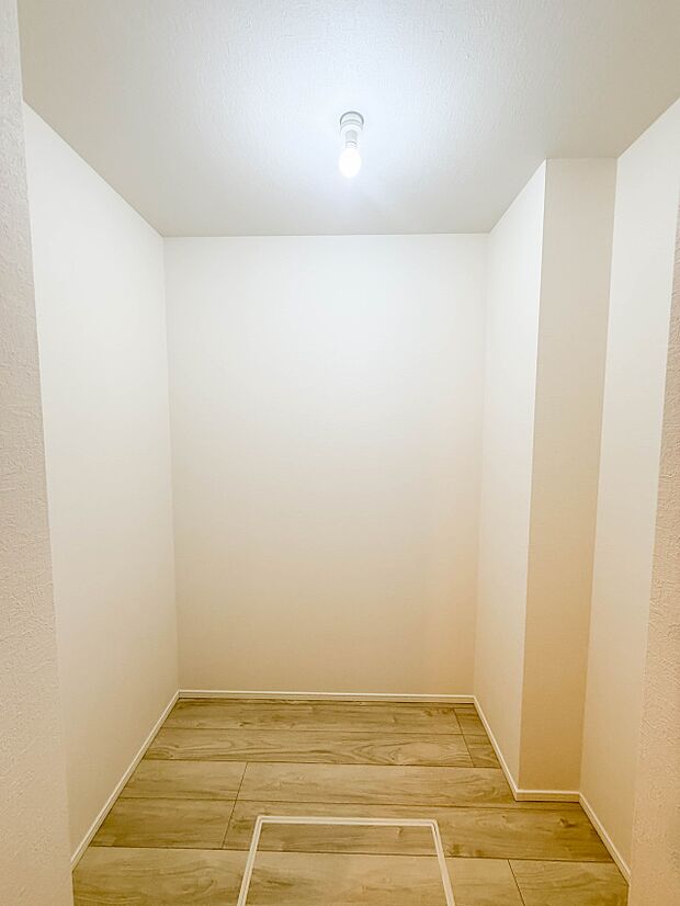 2号棟【WIC】WICのメリットの1つ目は、1箇所にまとめて収納が出来ること。2つ目は、衣替えが必要ないこと。3つ目は、扉が少なくなり室内がスッキリ見えること。