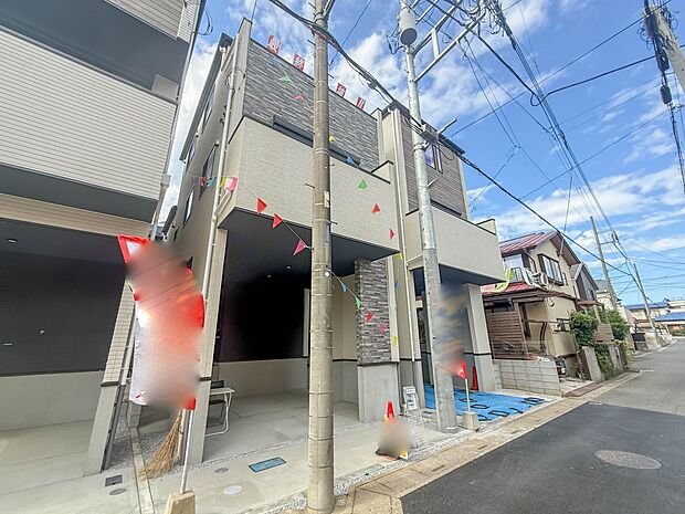 2号棟【外観】家族の温かさと陽光の暖かさ、楽しい毎日と明るい未来を予感させる「空間が織り成すひとつ先の住み心地」を演出します。