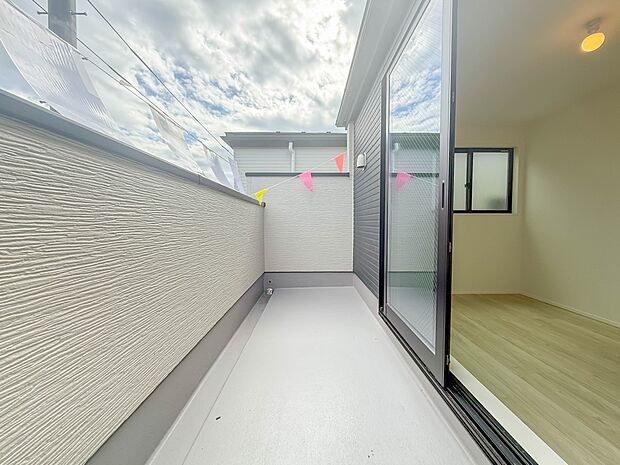 2号棟【バルコニー】  朝の澄んだ空気や、夕方に吹く清々しい風を五感で感じられるバルコニー。屋外にあって、住まいの中でも本当の自然を感じられるスペースです。