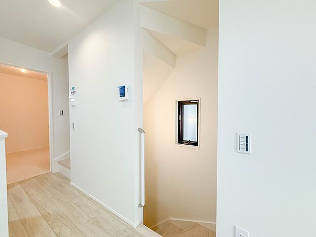 2号棟【手すり付き階段】手すりがないと階段の昇り降りで危険なことはもちろん、壁に手をつきながら歩くことで壁紙が汚れやすくなります。すべての方に快適に昇り降りしていただくため、手すりを設置しま…