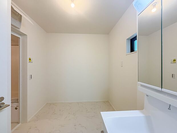 2号棟【脱衣所】脱衣所、洗面所は小さなプライベートスペース。歯磨き、洗顔と毎日施す個人空間。