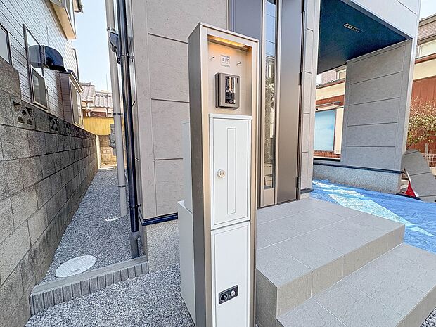 【TVモニター付インターホン】 来訪者の様子を室内TVモニターでチェック。対応したくないセールスを断りやすく、子どもに留守番をさせるときも安心。不在時の来訪者を録画でき、犯罪抑止効果も期待…