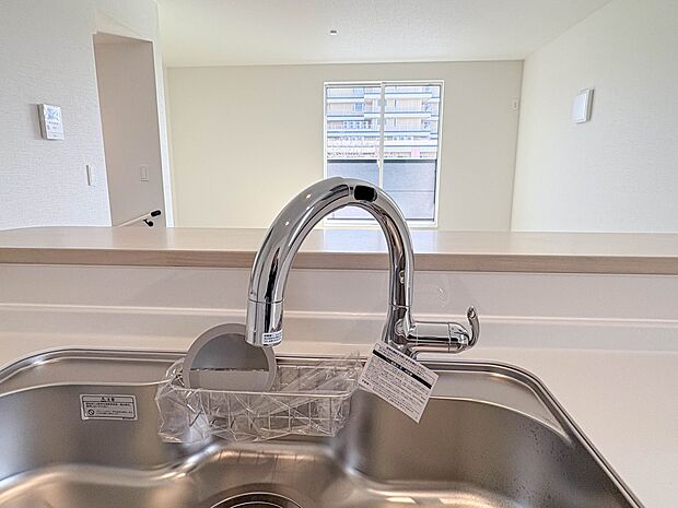 【タッチレス水栓】 タッチレス水栓で手を使わずに水の出し入れも簡単です。