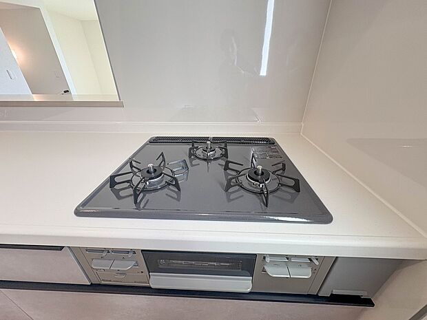 【三口コンロ】奥さま目線で考え、調理に重宝する三口コンロをシステムキッチンに採用、ワイドな洗い場も設けも野菜や食器を洗うのを便利にしました。