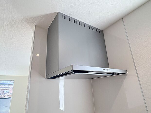 【レンジフード】調理の際に発生する汚れた空気(二酸化炭素、油煙、水蒸気、ニオイなど)を、ダクトを通して屋外に排出しています。