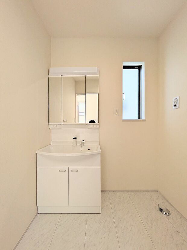 【洗面台】 十分な大きさの洗面台は、身だしなみチェックや歯磨きなど、朝の慌ただしい時間でもホテルライクなスペースで余裕とゆとりを感じて頂けます。