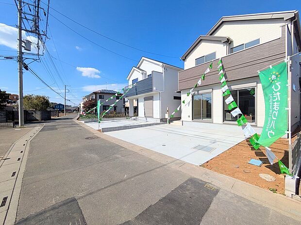 家の前は美しい通りになっていますが、クルマが比較的少なく。家のまわりで遊ぶお子さまも大丈夫です。