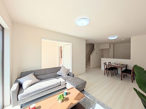 【リビングダイニング】リビングにいるお子様と会話をしながら家事ができるカウンターキッチン。いま手があいているか、忙しそうなのか相手の様子を伺いながらコミュニケーションをとる訓練にもなります。…