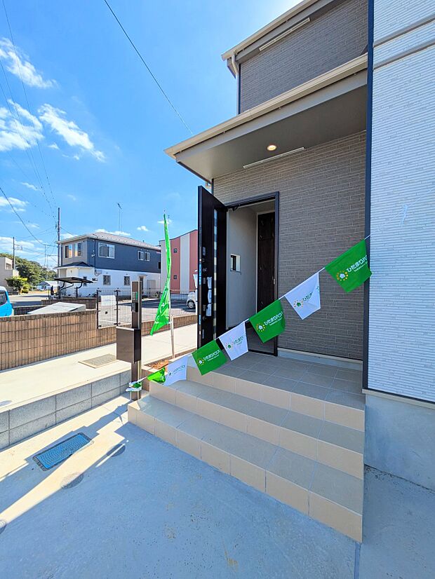 【玄関】家の顔となる玄関は、高いデザイン性が求められます。高級感と断熱性、防犯性に優れた玄関ドアを標準装備。ピッキング対策のセキュリティサムターン等、防犯に考慮しました。