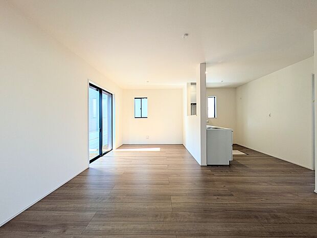 【リビング】インテリアショップで見掛けた「あの家具」も置ける、ゆったりとした空間。時に広さが上質な寛ぎの時間になる事も。