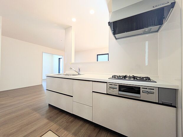 【キッチン】ナチュラルな自然光の中での調理。会話が弾む対面型キッチン。お洒落な食器類を余裕で収納できるスペース。動きやすい女性目線のキッチン動線。これからはお料理をつくる時間が劇的に変わりま…