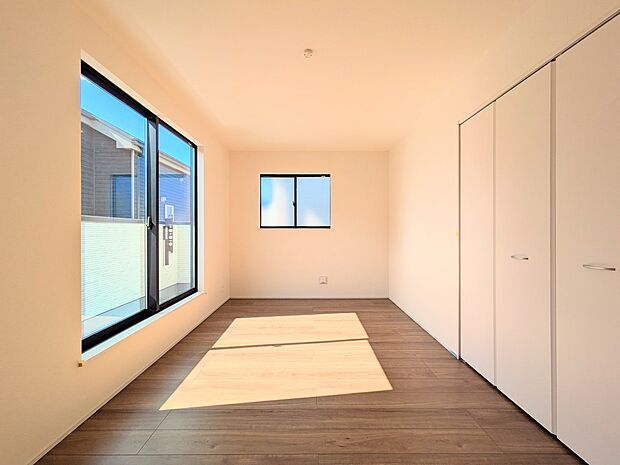 【寝室】シンプルな内装はおしゃれのポイントです。シンプルは華美より飽きがこないからです。色や模様でおしゃれ感をだす。それがシンプルイズビューティーです。