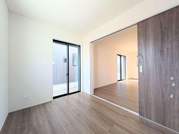 【子供部屋】お子様のお部屋にぴったりなクロークを備えたフローリング仕様の洋室です。