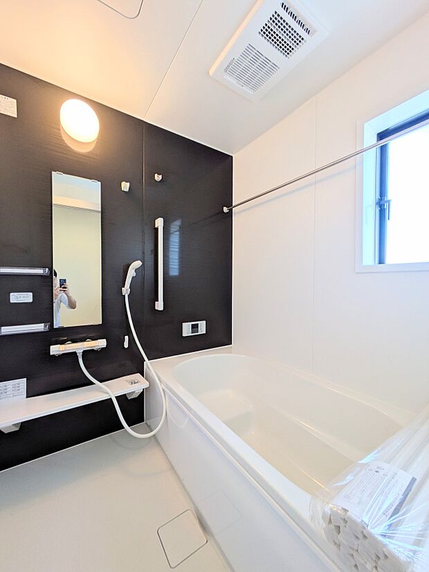 【浴室暖房乾燥機】  雨の日の部屋干しは乾きにくく、生乾きの臭いが気になります。浴室暖房乾燥機があればそんな心配はいりません。換気や暖房機能もあるのでカビの発生や寒い日のヒートショックも防ぎ…