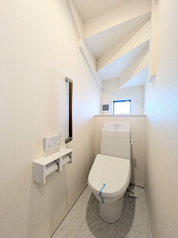 【Toilet】トイレ・ウォシュレット付。快適で衛生的な洗浄機能付温水シャワートイレです。