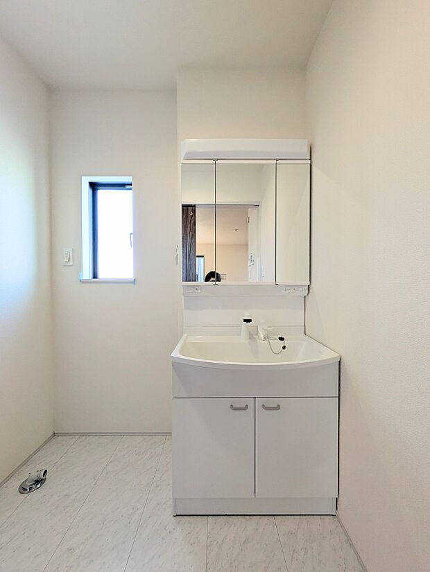 【洗面所】大きく見やすい三面鏡で清潔感ある洗面台は、身だしなみチェックや肌のお手入れに最適です。何かと物が増える場所だからこそ、スッキリと見映えの良い空間に拵えました。