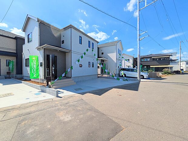 家の前は美しい通りになっていますが、クルマが比較的少なく。家のまわりで遊ぶお子さまも大丈夫です。