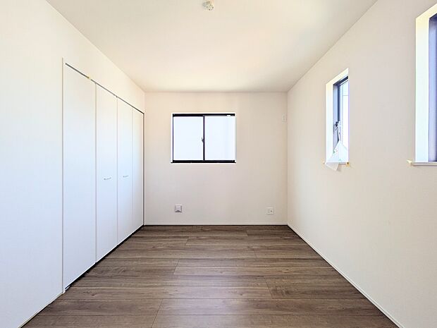 柔らかな陽光とフローリングの色味が調和した快適な空間。