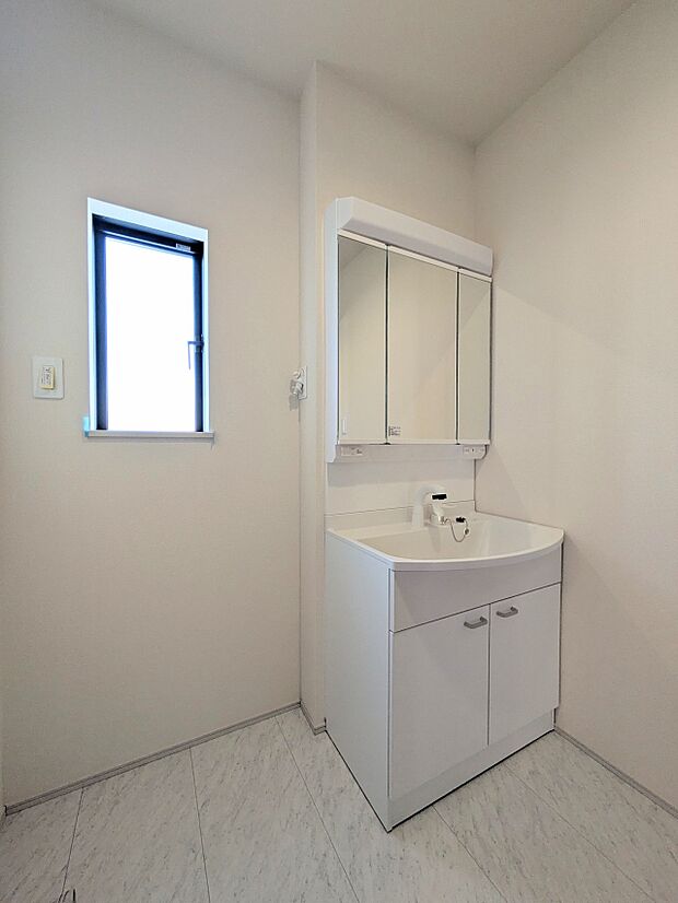 【脱衣所】脱衣所です。サニタリー収納付き。タオルや下着類等の保管場所として。