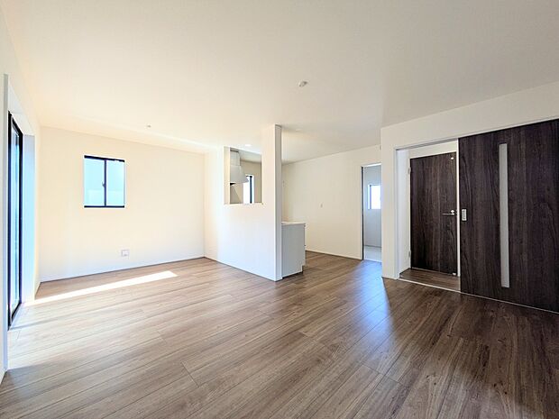 【リビングダイニング】リビングにいるお子様と会話をしながら家事ができるカウンターキッチン。いま手があいているか、忙しそうなのか相手の様子を伺いながらコミュニケーションをとる訓練にもなります。…