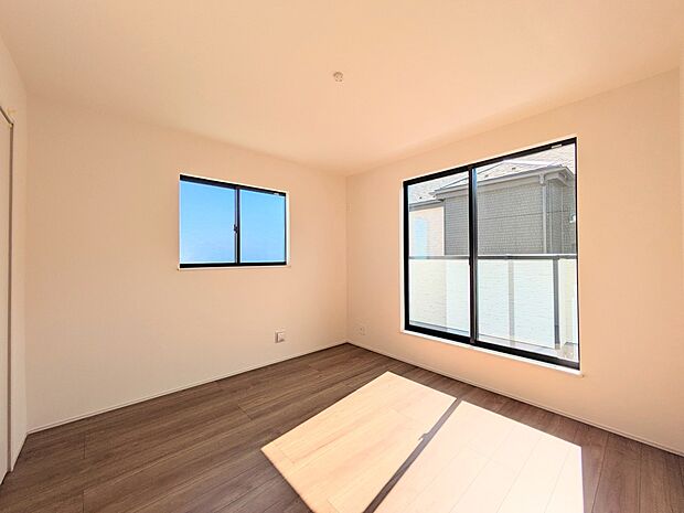 【リビング以外の洋室】独立性を高めたお部屋。たっぷりの収納も配備しており、片付いた空間を実現出来そう。陽光も降り注ぐ明るく開放的な空間が魅力的。