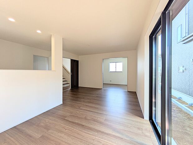 【ダイニング】広々としたリビングダイニング。ゆったりとしたキッチン。生活動線をLDK に集中させ、ご家族が過ごしやすい空間設計にしました。